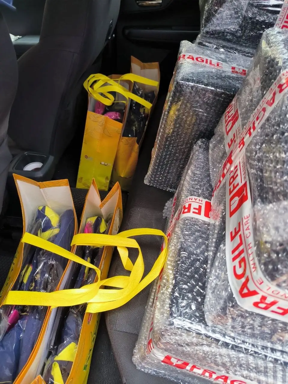 Jubah dalam beg kuning rasmi konvokesyen