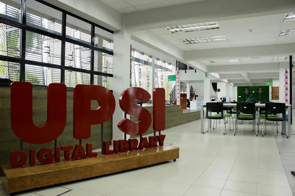 Ruang dalam UPSI Digital Library dengan tanda huruf merah besar
